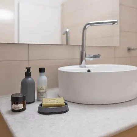 Apartment 'core' Modern Living Apartment, Rhodes Center *